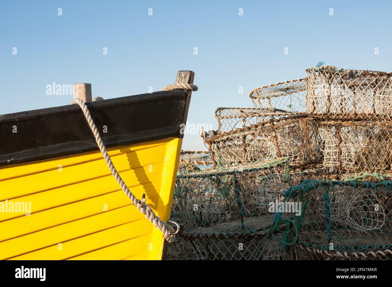 Arc de petit bateau de pêche côtière en bois avec crabe et pots de homard Banque D'Images