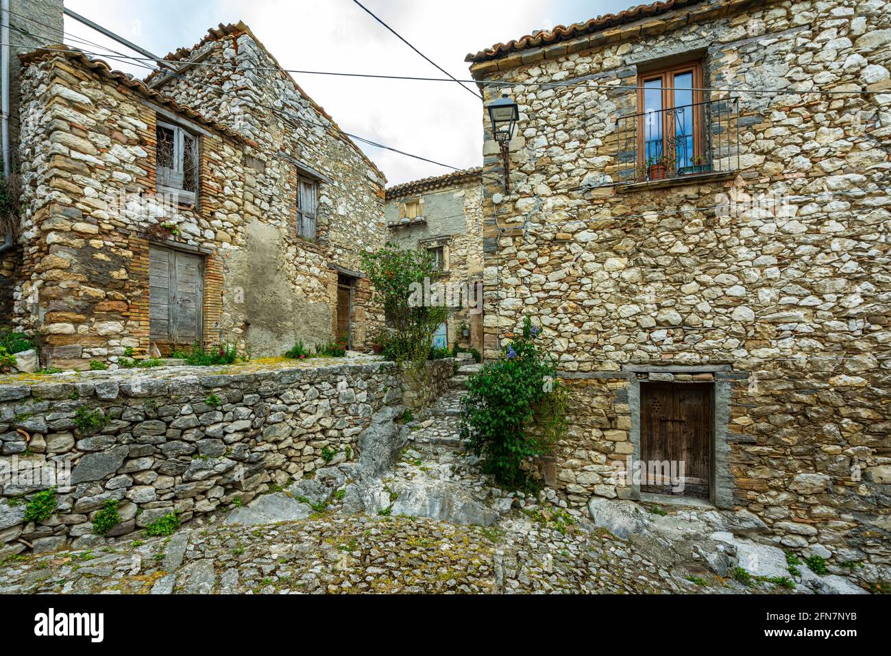 Ruelles étroites et pentes abruptes du petit village médiéval de Corvara dans les Abruzzes. Corvara, province de Pescara, Abruzzes, Italie, Europe Banque D'Images