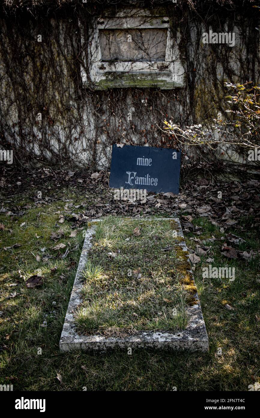 La tombe inconnue avec une plaque tombée avec l'inscription mes familles. Banque D'Images