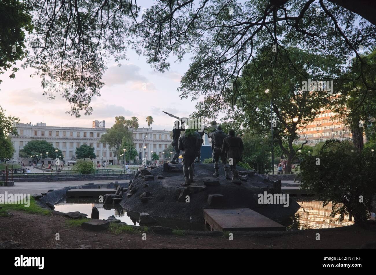 Cordoba, Argentine - janvier 2020 : vue arrière du Mémorial des héros de Malvinas - monument aux héros de la guerre, situé sur la Plaza de la Intendencia de la Ciudad Banque D'Images