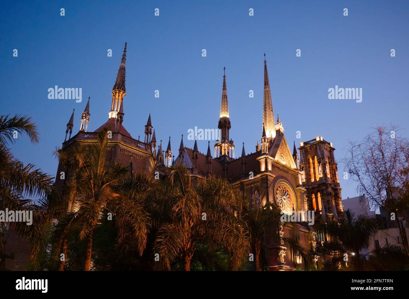 Église catholique de style architectural néo-gothique avec flèches appelées Iglesia del Sagrado Corazon de Jesus également connu sous le nom d'Iglesia de los Capuchinos. Banque D'Images