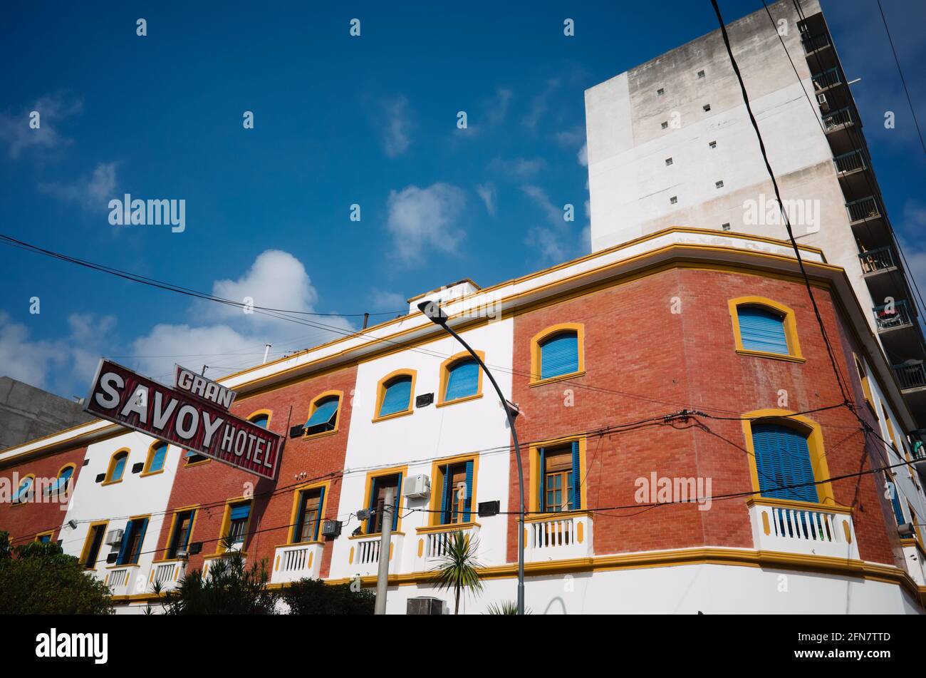 Cordoba, Argentine - janvier 2020 : construction de l'hôtel Gran Savoy dans un style rétro. Bel hôtel à l'ancienne avec murs en briques rouges, plâtre blanc Banque D'Images