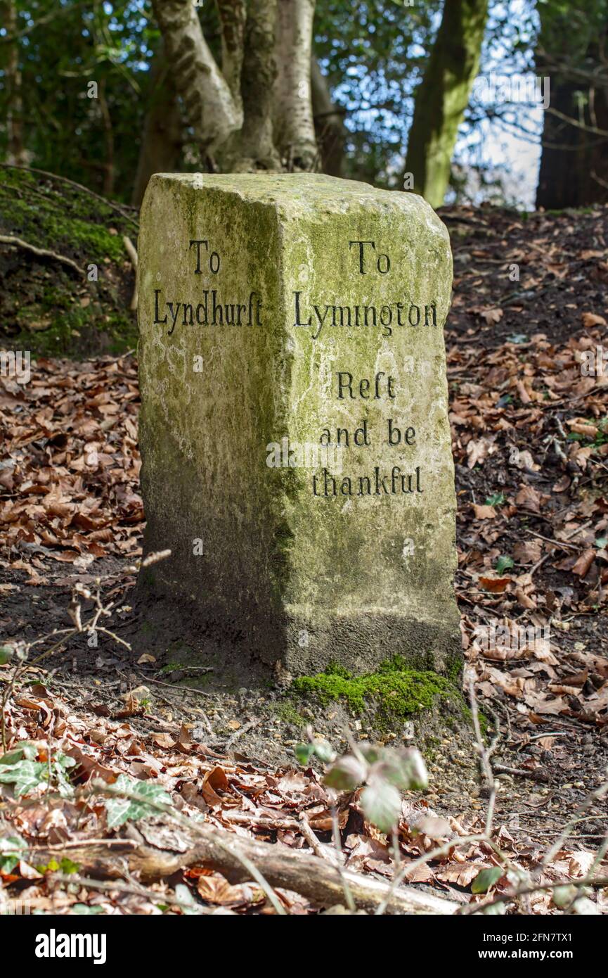 Au début du XIXe siècle, Thomas Eyre Milestone, Waymarker appelé la pierre de pain, Gift Stone inscrit repos et être reconnaissant, 1802, Burley New Forest UK Banque D'Images