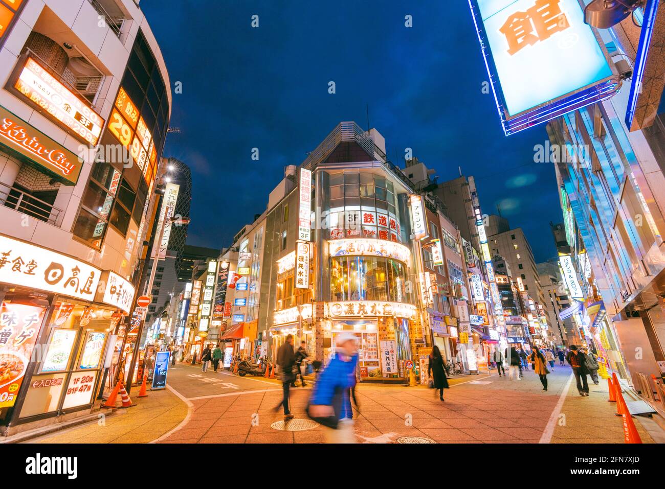 Tokyo, Japon - 10 janvier 2016 : vue sur la rue de Nishi Shinjuku rue commerçante avec plusieurs restaurants japonais sur les côtés. Banque D'Images
