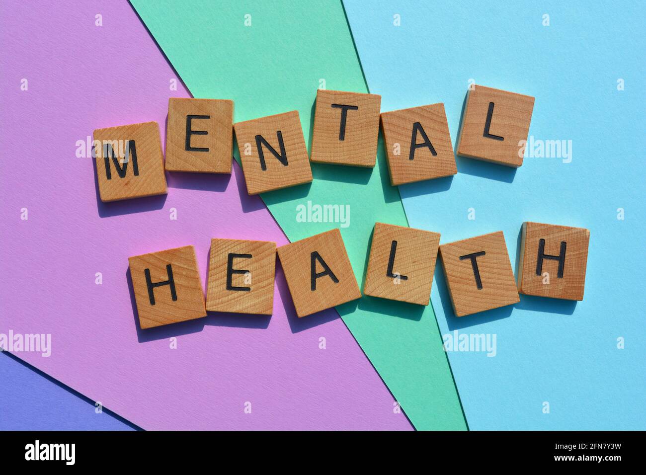 Santé mentale, mots en lettres de l'alphabet en bois isolées sur fond coloré Banque D'Images