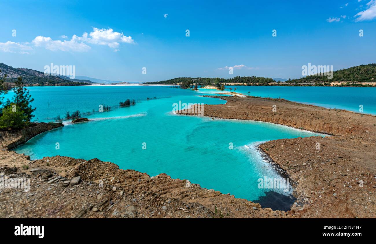 Le lac bleu de Yatagan, également connu sous le nom de lac Kuldagi, a une couleur si magnifique, la vue est enchantée. Cependant, il y a une telle vérité derrière cette Eye-ca Banque D'Images