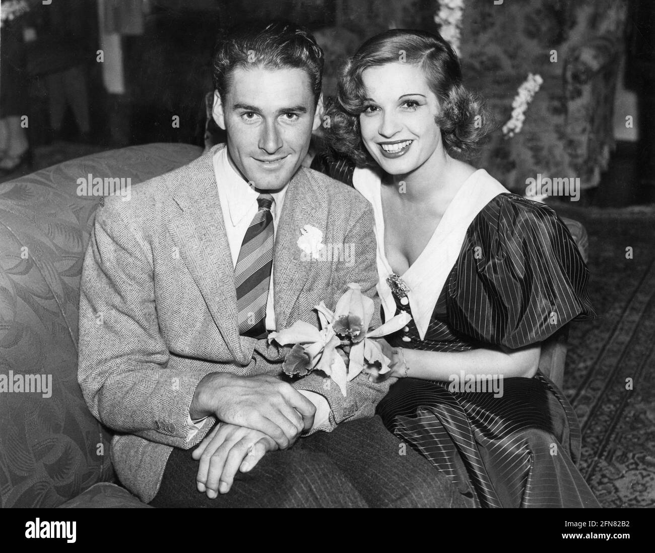 Encore inconnu, l'acteur ERROL FLYNN et sa première femme actrice LILI DAMITA à la conférence de presse après leur mariage de développement Yuma Arizona qui a eu lieu le 29 juin 1935 Banque D'Images Encore inconnu, l'acteur ERROL FLYNN et sa première femme actrice LILI DAMITA à la conférence de presse après leur mariage de développement Yuma Arizona qui a eu lieu le 29 juin 1935 Banque D'Images