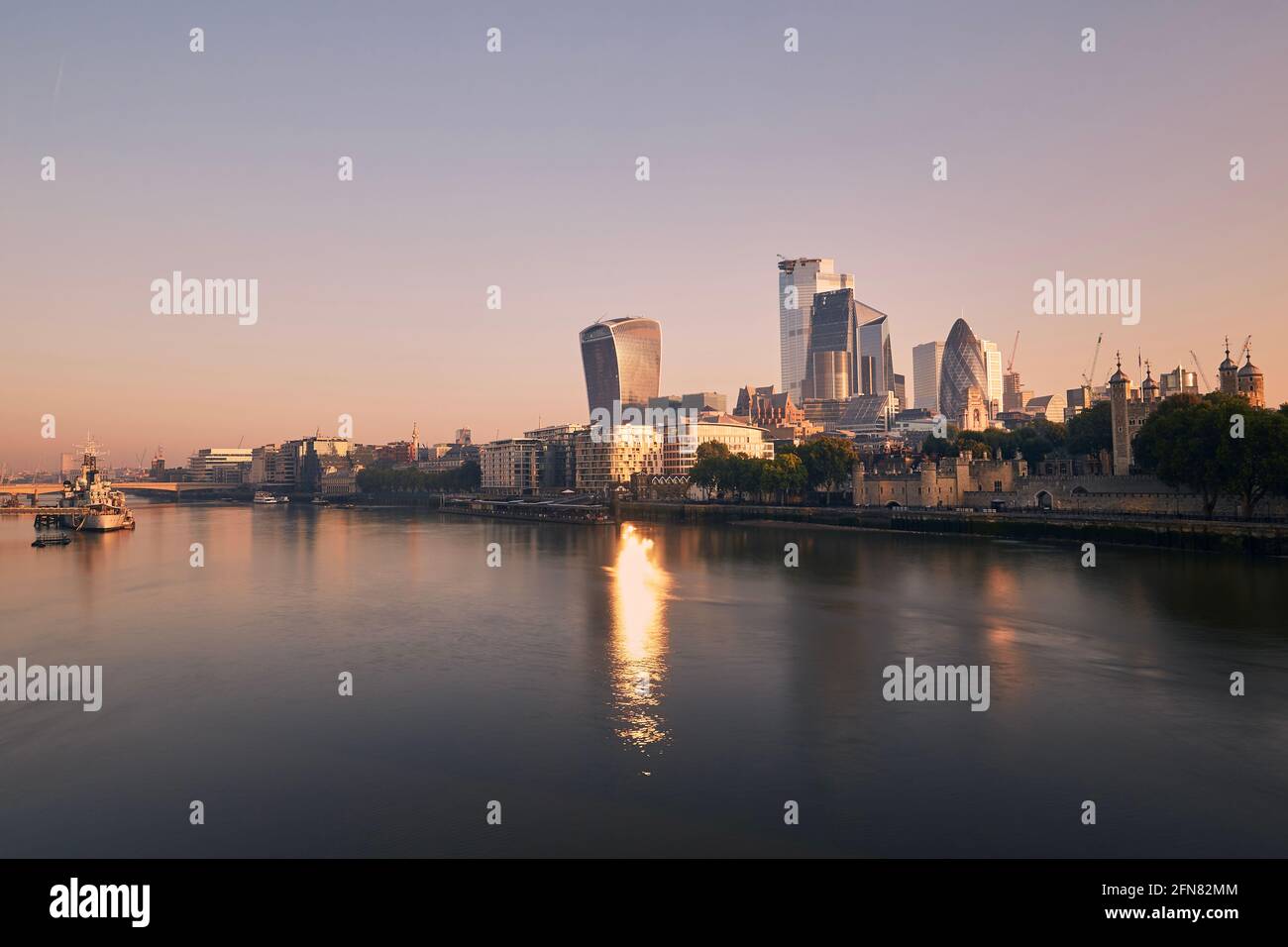 Vue sur la Tamise, au bord de la rivière, contre les gratte-ciel. Horizon urbain de Londres à la lumière du matin , Royaume-Uni. Banque D'Images