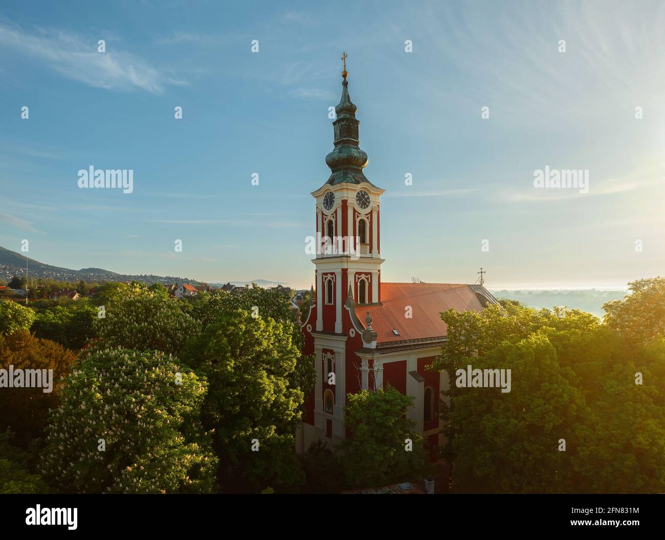 Église orthodoxe serbe de Belgrade à Szentendre, Hongrie. Vue aérienne incroyable sur le chatedral. Ce palais fait partie d'un beau vieux centre-ville à proximité Banque D'Images