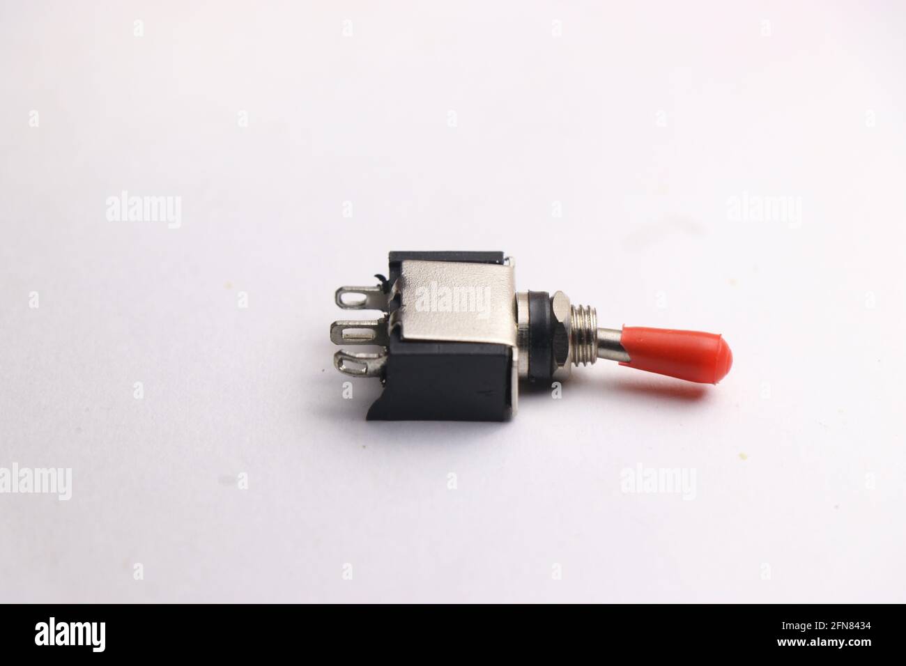 Interrupteur marche/arrêt simple pour contrôler l'alimentation à divers composants matériels électroniques Banque D'Images