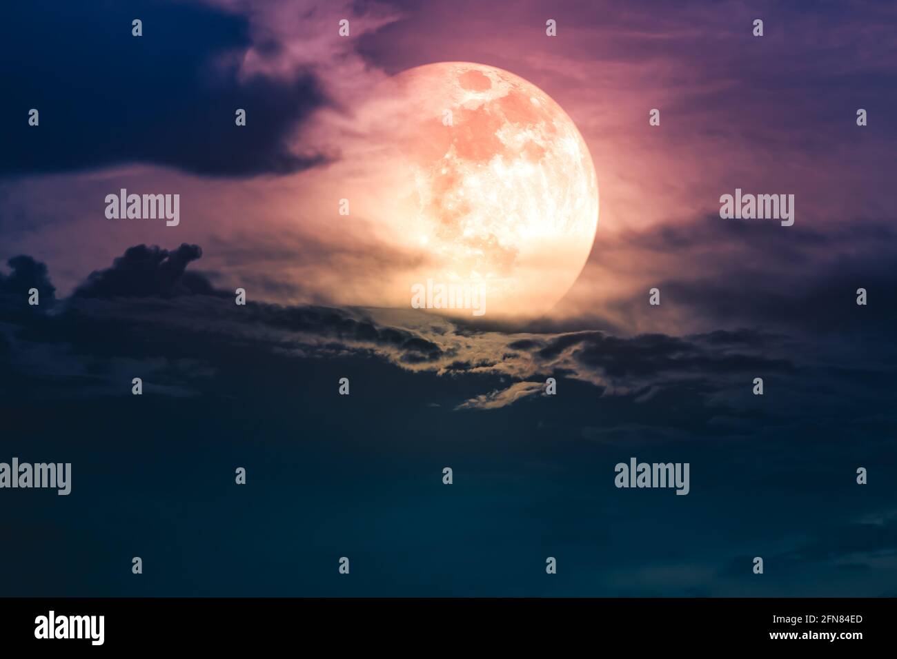 Belle photo d'arrière-plan nocturne avec nuageux. Ciel nocturne avec magnifique super lune derrière les nuages. La lune n'a pas été fournie par la NASA. Banque D'Images