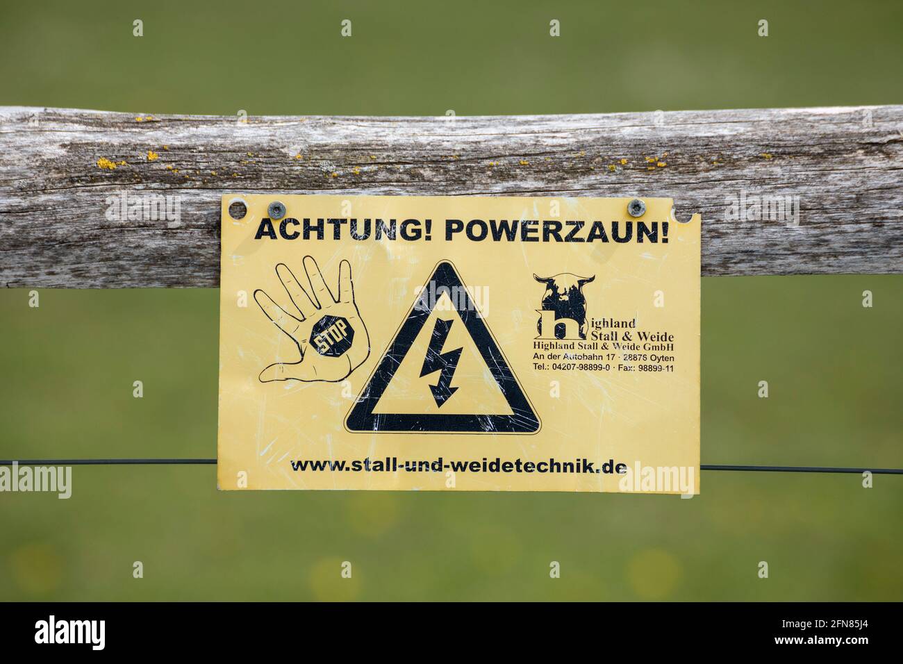 Panneau d'avertissement d'électricité, Réserve naturelle de Gelting Birk, Gelting Bay, Schleswig-Holstein, Allemagne Banque D'Images