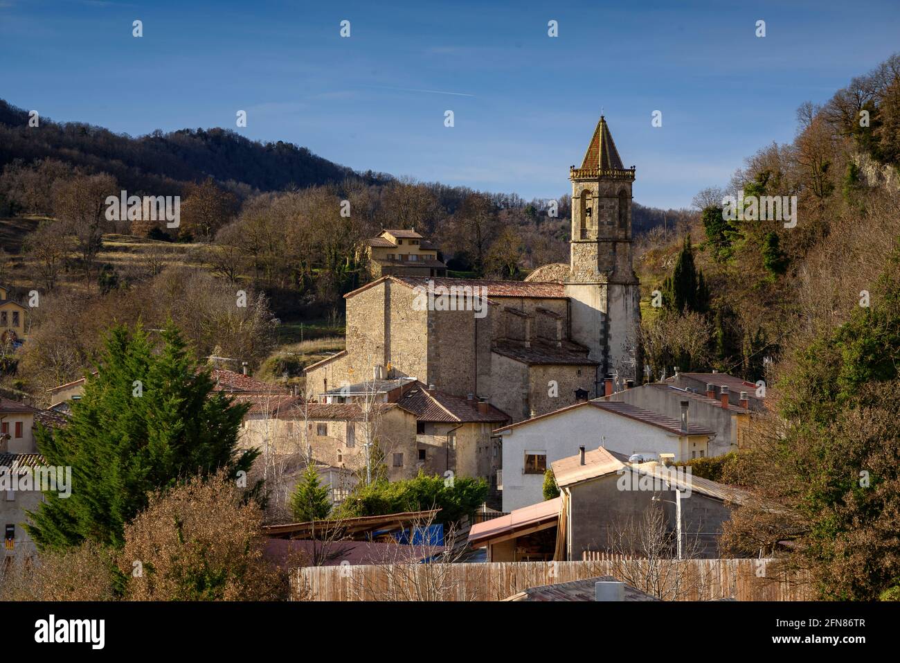 Village et église de Vidrà, à Osona (Catalogne, Espagne, Pyrénées) ESP: Pueblo y iglesia de Vidrà, en Osona (Cataluña, España, Pirineos) Banque D'Images