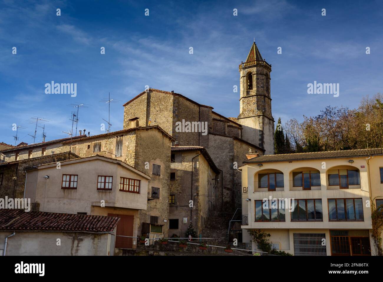 Village et église de Vidrà, à Osona (Catalogne, Espagne, Pyrénées) ESP: Pueblo y iglesia de Vidrà, en Osona (Cataluña, España, Pirineos) Banque D'Images