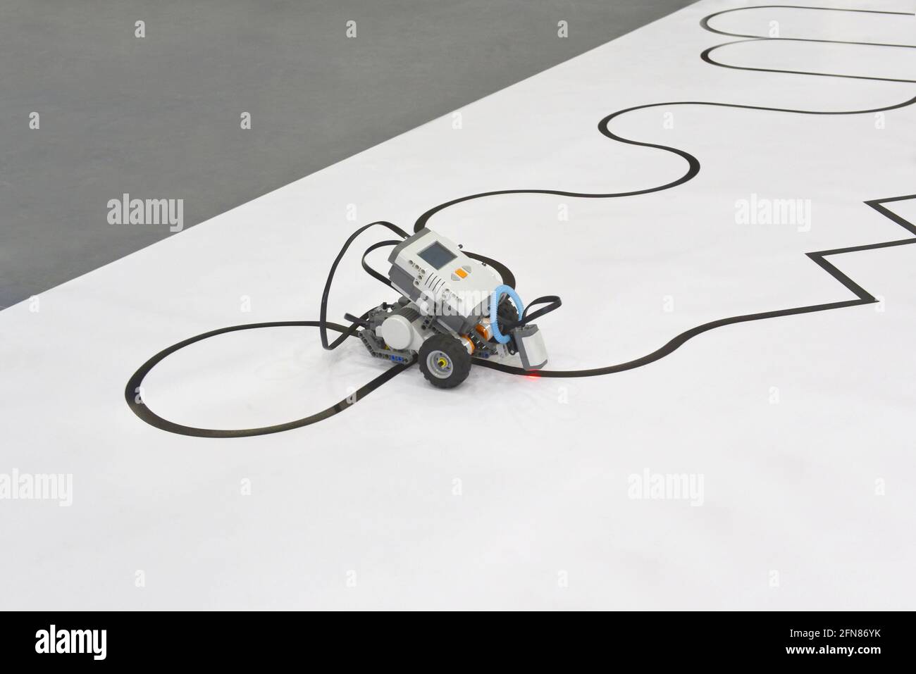 Voiture robotique programmable à quatre roues avec capacité de suivi de ...