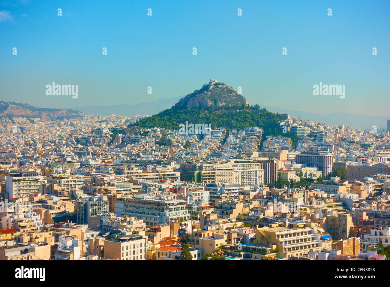 Vue panoramique sur la ville d'Athènes et le mont Lycabette, Grèce. Paysage urbain Banque D'Images