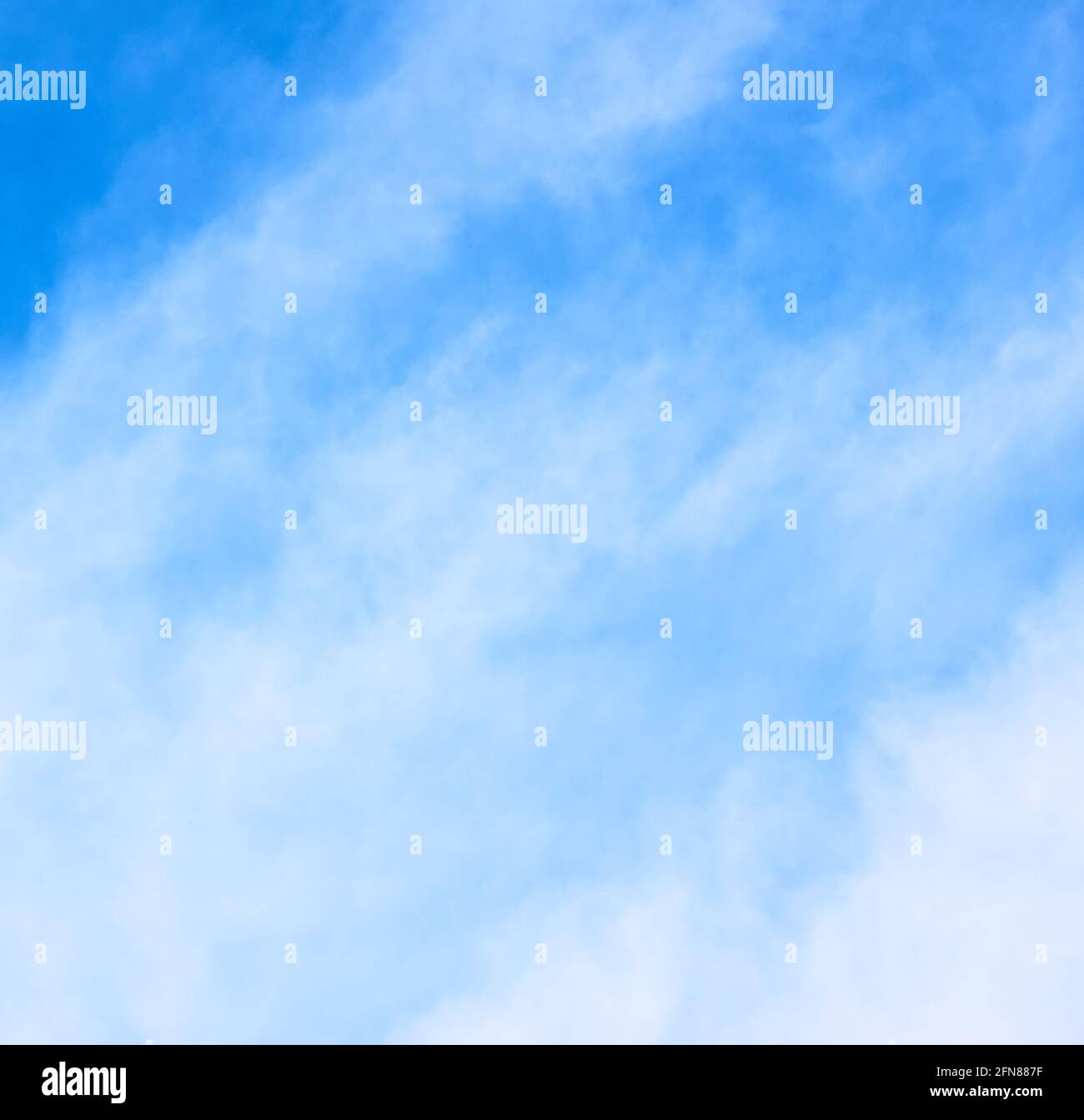 Ciel bleu avec fond clair de nuages avec texture naturelle Banque D'Images