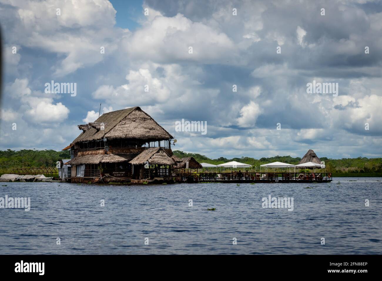 Al Frio y Al Fuego est un restaurant flottant haut de gamme dans la ville jungle d'Iquitos, au Pérou Banque D'Images