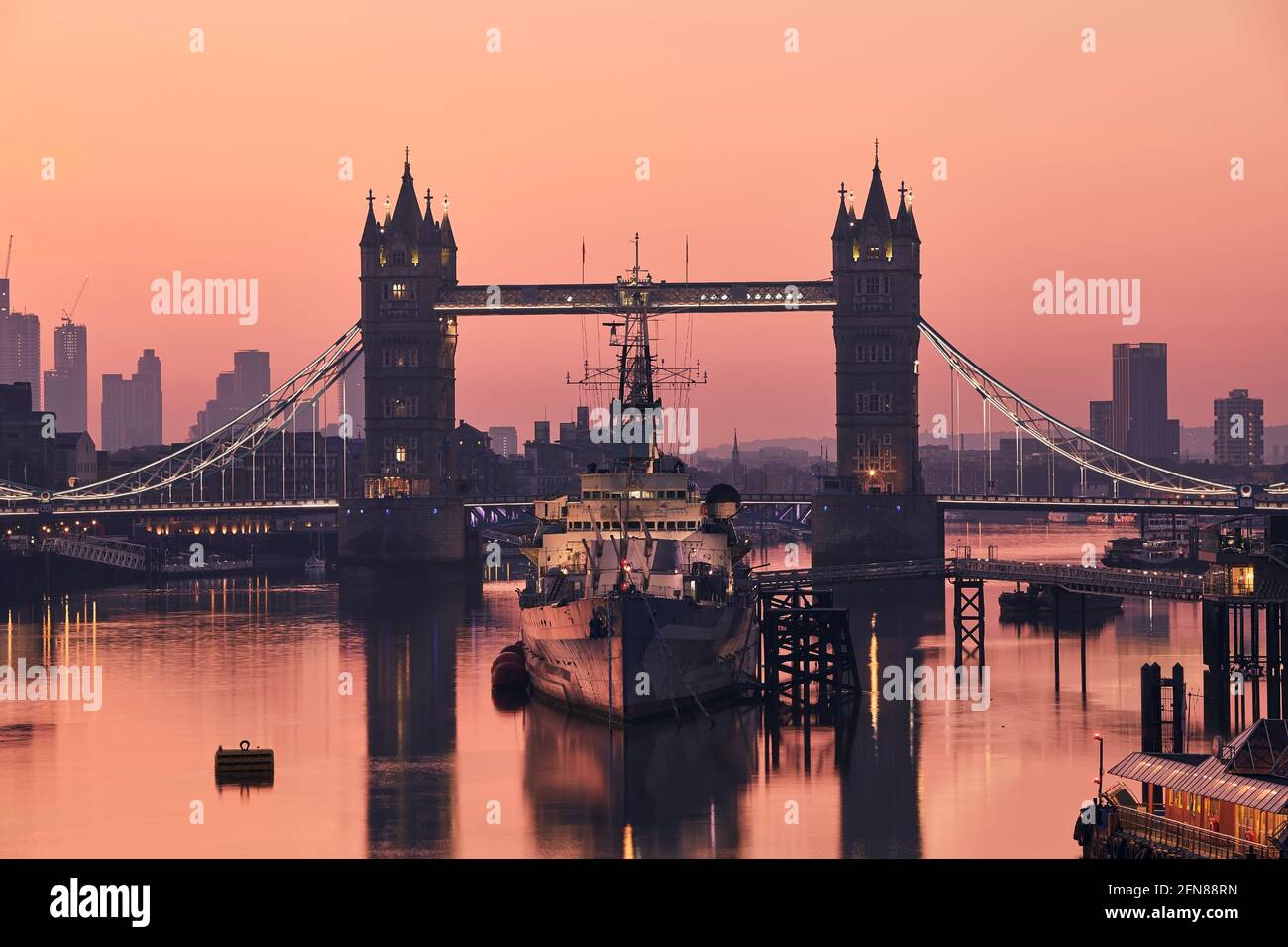 Vue sur Tower Bridge contre les gratte-ciel. Horizon urbain de Londres à la lumière du matin, Royaume-Uni. Banque D'Images