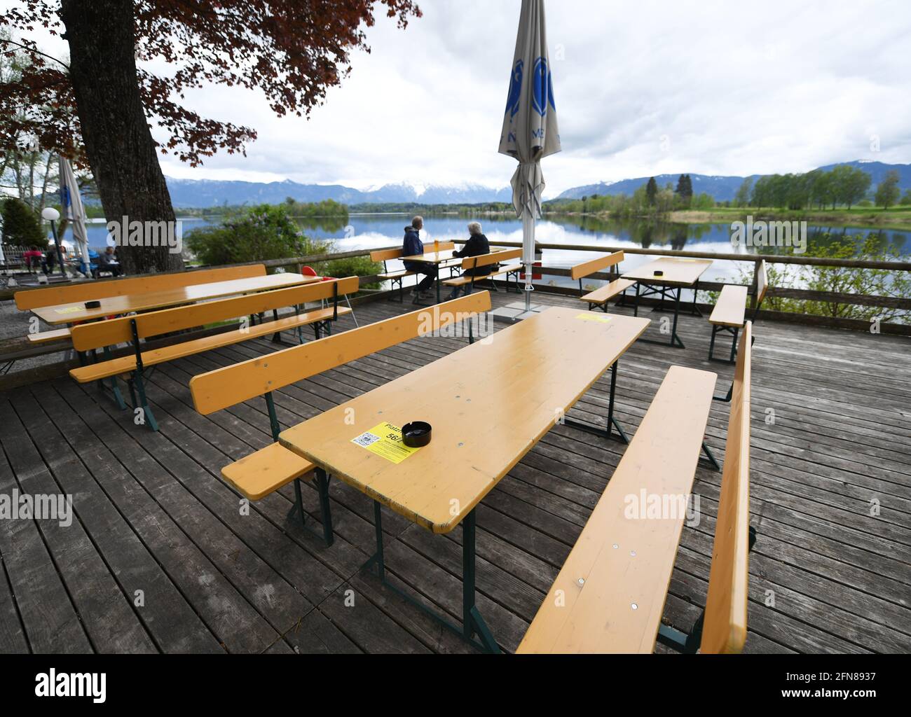 Uffing, Allemagne. 15 mai 2021. Avec le temps mitigé, le café en plein air de Staffelsee n'est que peu visité. Depuis mai 10, les restaurants en plein air ont été autorisés à rouvrir dans les comtés et les villes bavaroises avec une incidence stable de sept jours en dessous de 100. Credit: Angelika Warmuth/dpa/Alamy Live News Banque D'Images