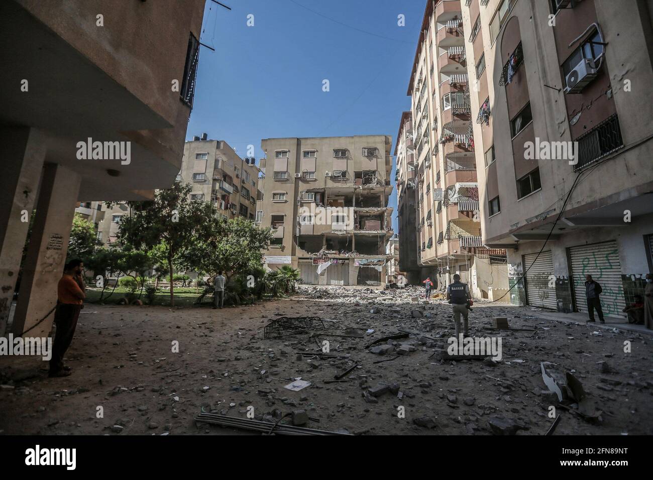 Gaza, Territoires palestiniens. 15 mai 2021. Les gens inspectent les dommages dans les tours Tal Al-Hawa dans le centre de la ville de Gaza après qu'ils aient été frappés par des frappes aériennes israéliennes, dans le contexte de l'escalade de la violence israélo-palestinienne. Credit: Mohammed Talatene/dpa/Alay Live News Banque D'Images