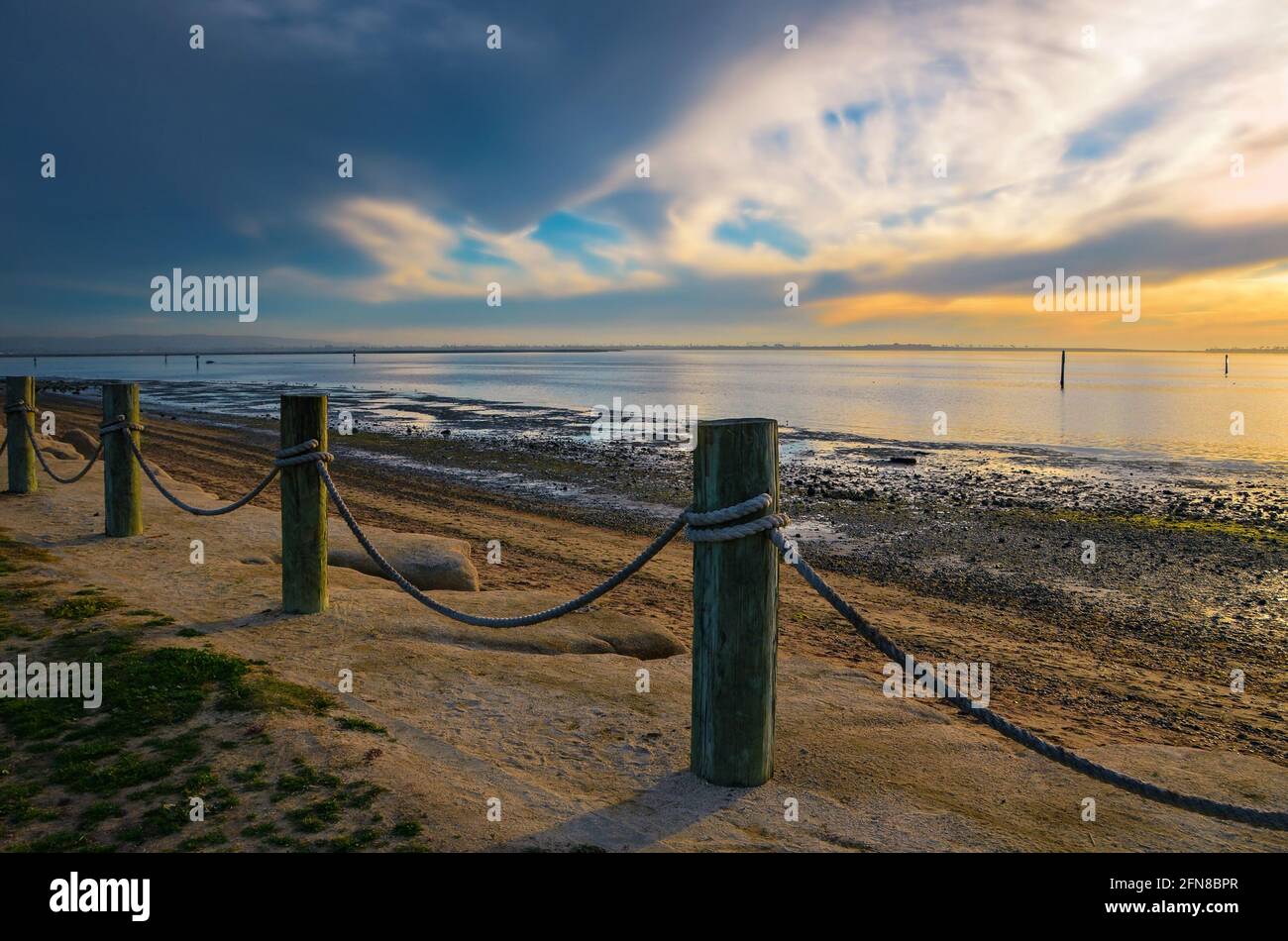 Vue panoramique sur la baie de San Diego au coucher du soleil depuis le parc Chula Vista Bayside, dans le sud des États-Unis. Banque D'Images