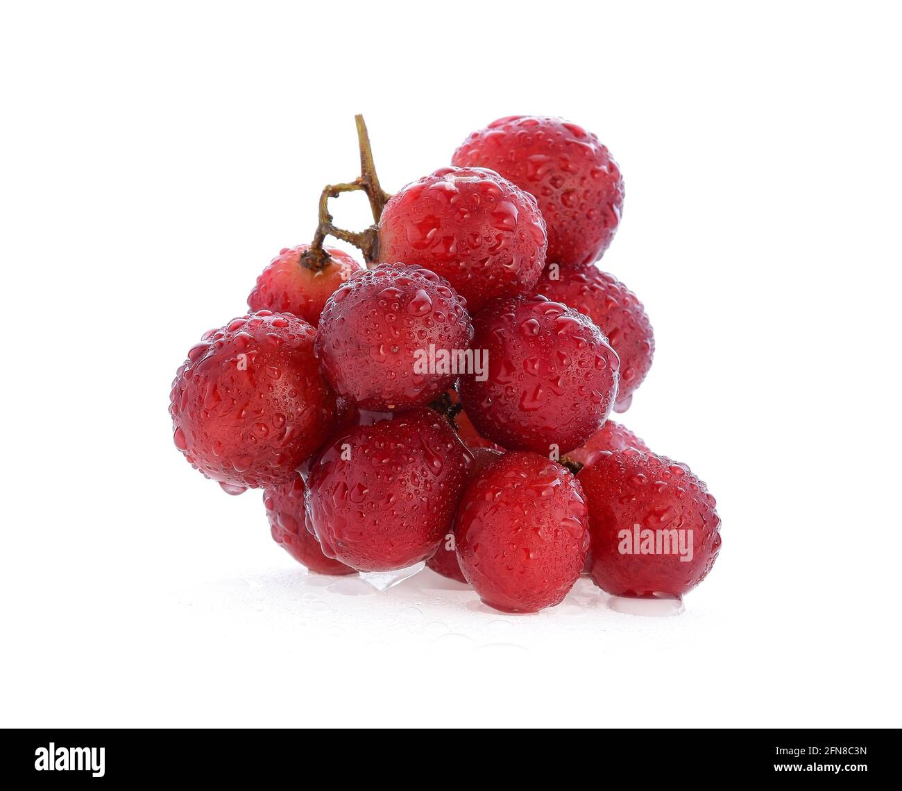 Les raisins rouges avec goutte d'eau isolé sur fond blanc. Banque D'Images