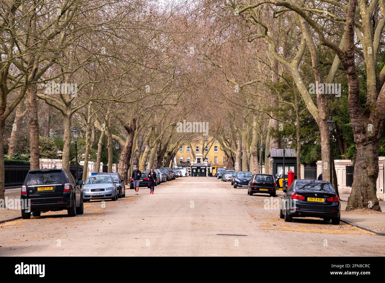 Londres - Mai 2021: Kensington Palace Gardens, une rue de luxe avec des demeures fermées et des bâtiments d'ambassade Banque D'Images