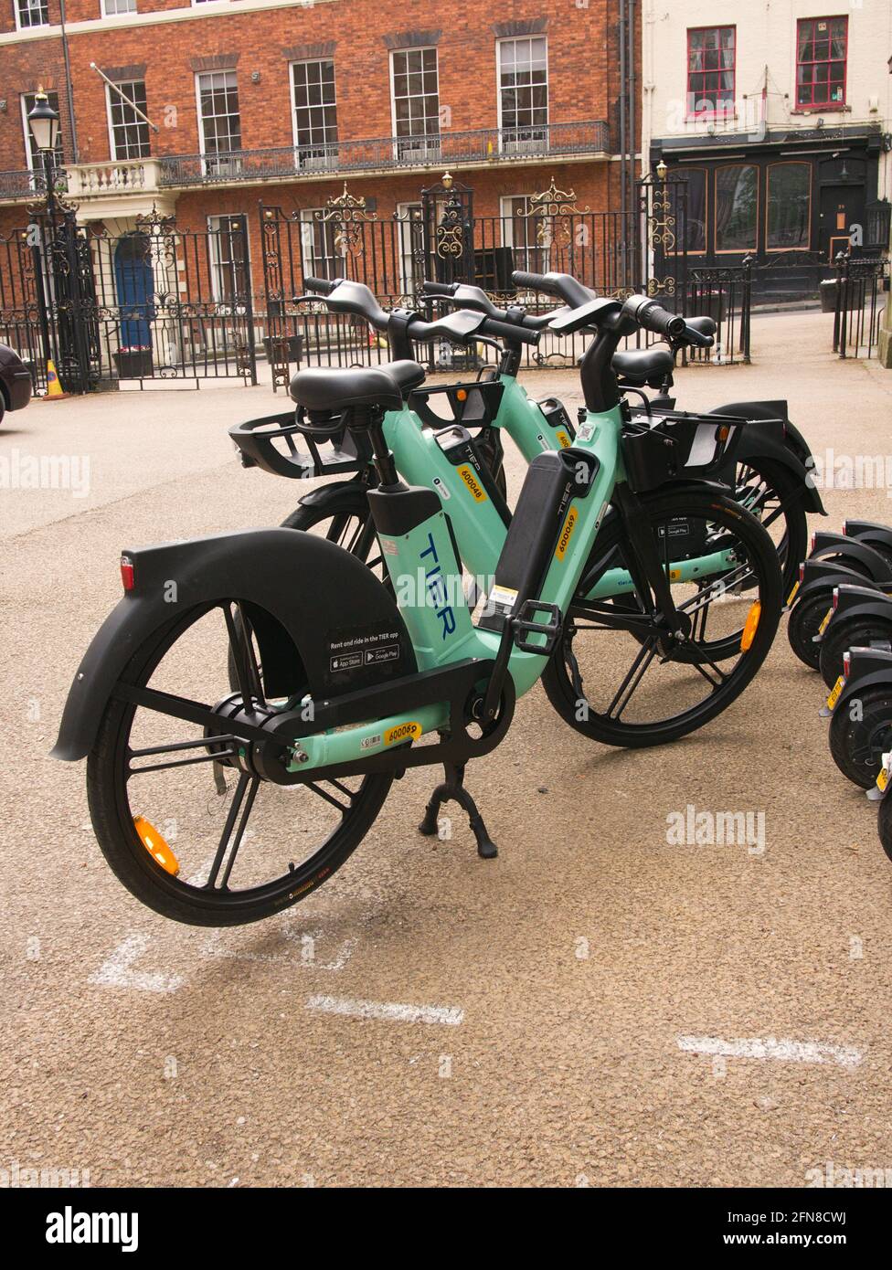 Une baie de trottinettes et e-motos DE NIVEAU hirable à côté des bureaux du conseil dans le centre de York, dans le North Yorkshire. Banque D'Images