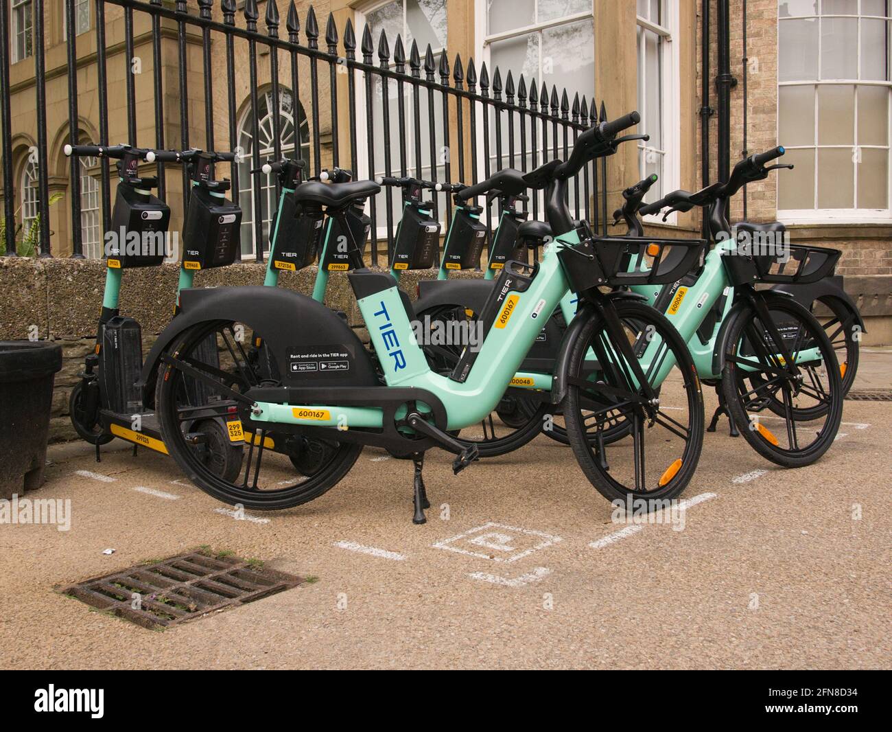 Une baie de trottinettes et e-motos DE NIVEAU hirable à côté des bureaux du conseil dans le centre de York, dans le North Yorkshire. Banque D'Images