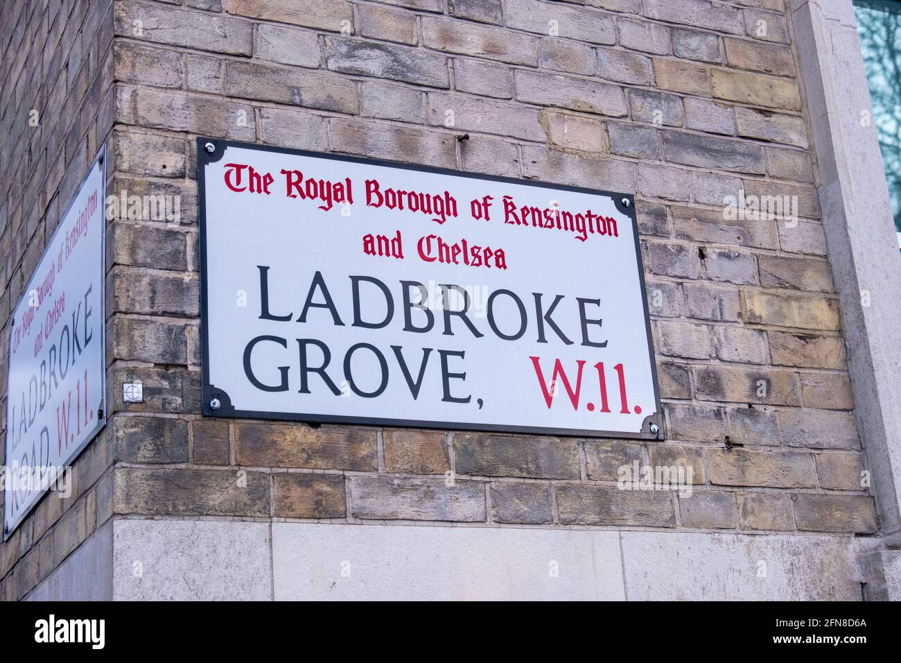 Londres- Mai 2021: Ladbroke Grove panneau de rue W11, une grande rue de magasins et station de métro dans Chelsea / Kensington secteur de l'ouest de Londres Banque D'Images