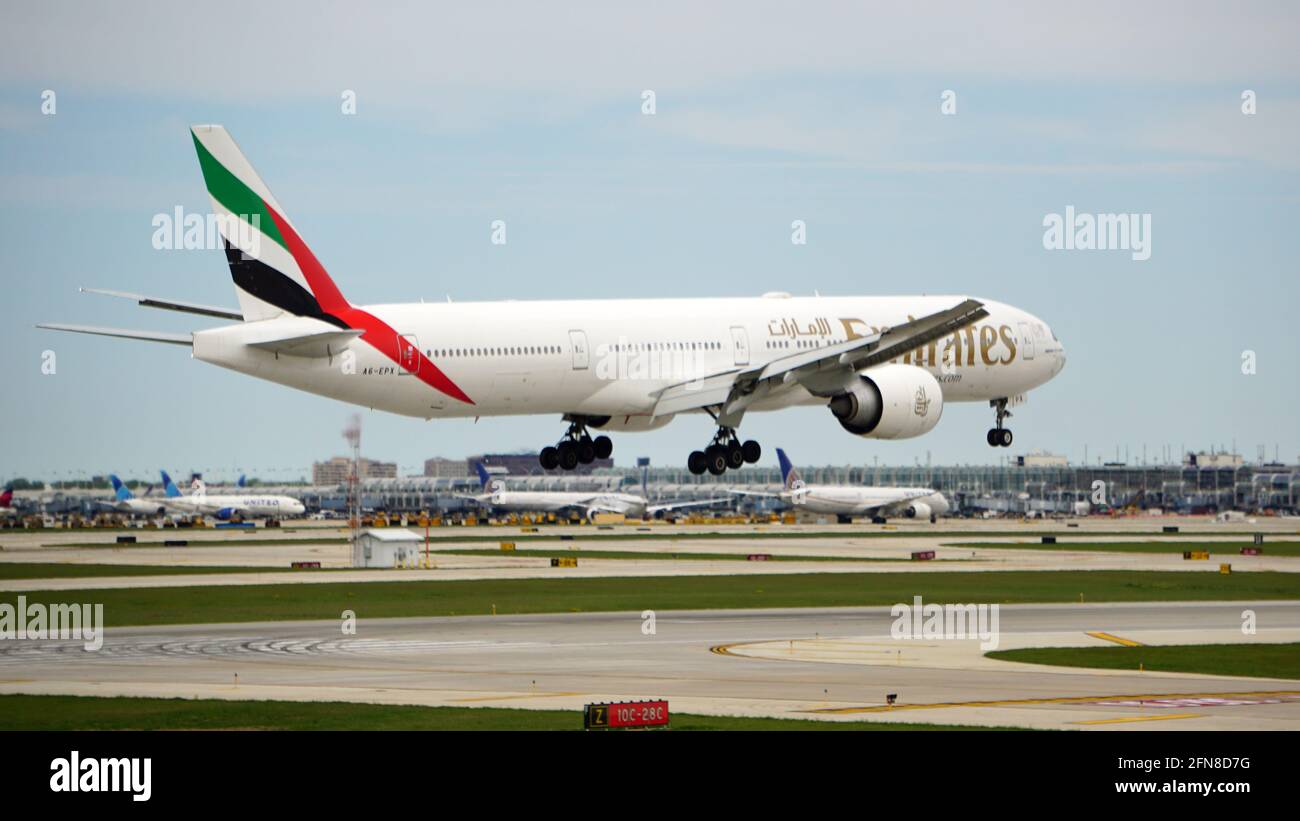 L'avion Emirates Boeing 777-300ER atterrit à l'aéroport international de Chicago O'Hare lors d'une journée de printemps. Le vol est originaire de Dubaï. Banque D'Images