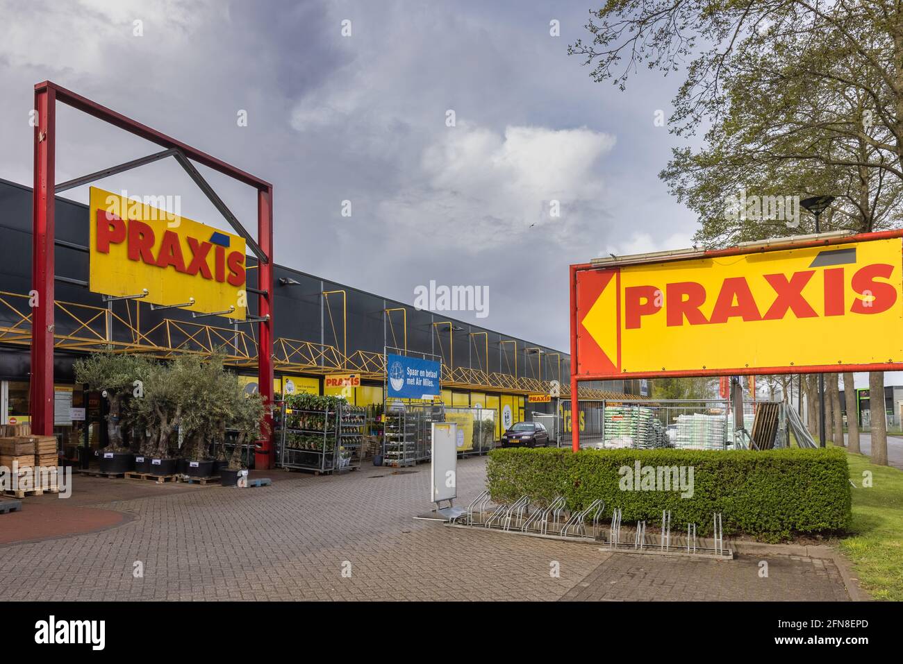 Emmeloord, pays-Bas - 5 mai 2021: Façade Praxis Do IT self shopping Mall in Dutch village Emmeloord Banque D'Images