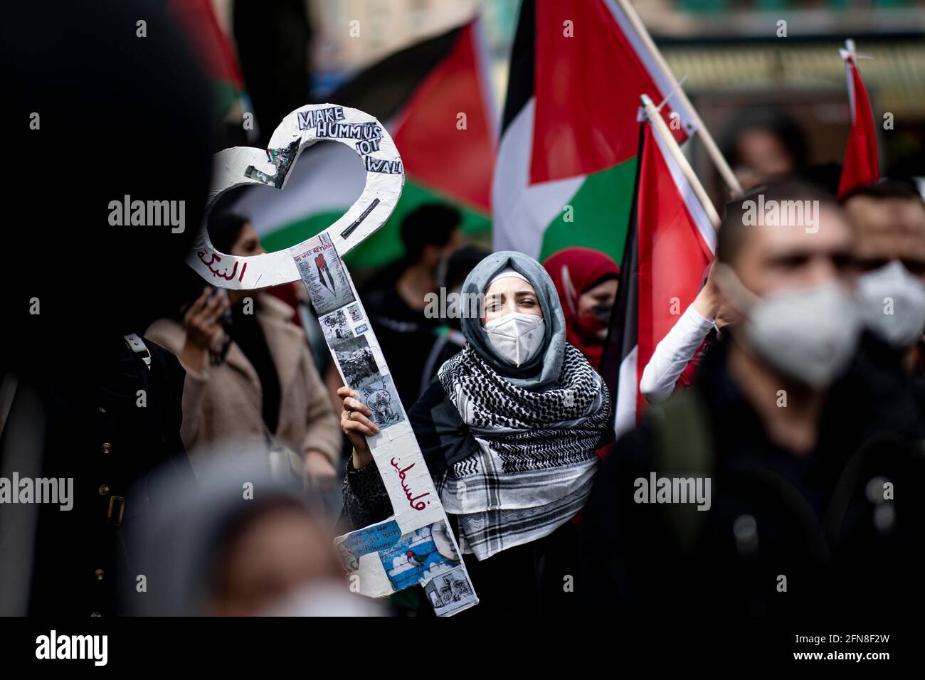 Berlin, Allemagne. 15 mai 2021. Un participant à la démonstration de divers groupes palestiniens marche à travers Neukölln avec une grosse clé en carton. Lors de la journée annuelle de commémoration de Nakba, le 15 mai, les Palestiniens se souviennent de la fuite et de l'expulsion de centaines de milliers de Palestiniens du territoire qui est devenu plus tard Israël. Credit: Fabian Sommer/dpa/Alay Live News Banque D'Images