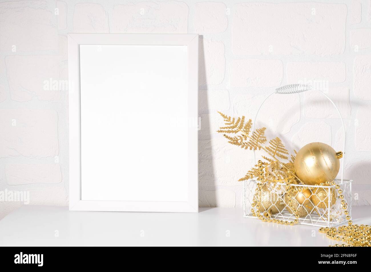 Maquette de cadre blanc avec cristal, décoration dorée Banque D'Images