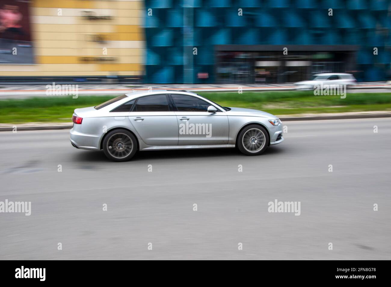 Ukraine, Kiev - 26 avril 2021 : la voiture Audi A6 argentée se déplace dans la rue. Éditorial Banque D'Images