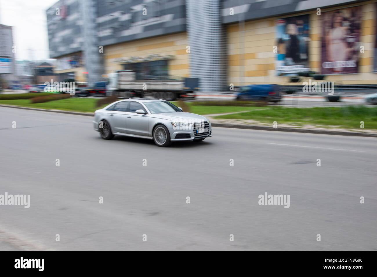 Ukraine, Kiev - 26 avril 2021 : la voiture Audi A6 argentée se déplace dans la rue. Éditorial Banque D'Images