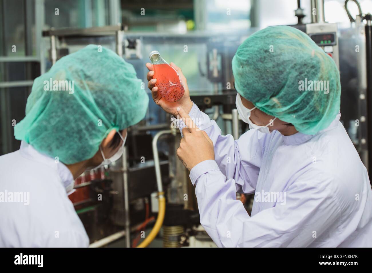 Les produits d'inspection par l'équipe du contrôle de la qualité et de la sécurité alimentaire contaminent les normes dans la chaîne de production de l'usine de produits alimentaires et de boissons. Banque D'Images
