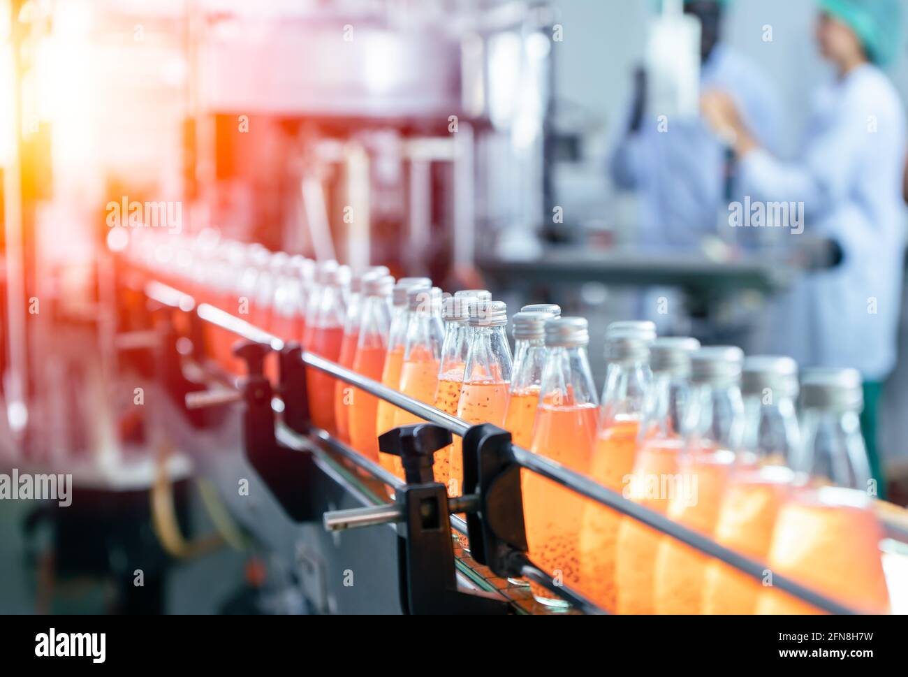 Ligne de production de jus de fruits de l'usine de boissons produit à boire sur le tapis roulant. Banque D'Images