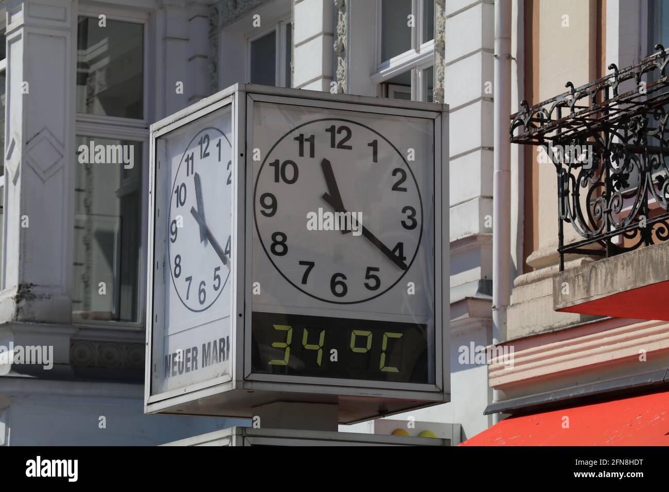 horloge carrée dans un espace public indiquant l'heure et la température. Traduction du texte = nouveau marché (Neuer Markt est le nom du carré) Banque D'Images