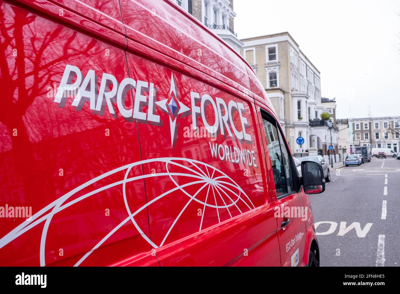London -navette de livraison Parcel Force garée sur London Street Banque D'Images