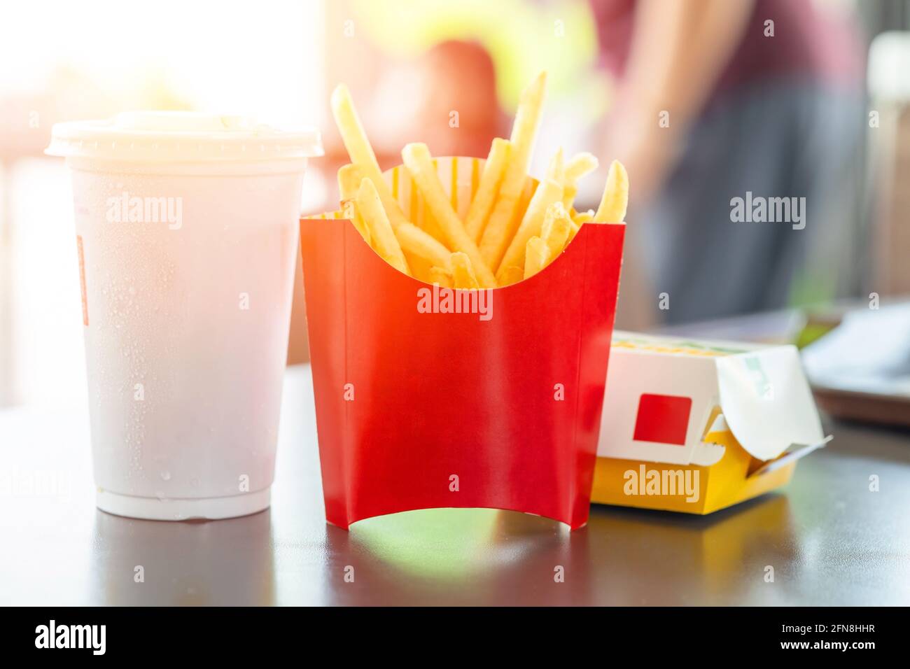 Ensemble de frites avec boissons gazeuses au cola. Repas américain de pommes de terre à friture profonde. Banque D'Images