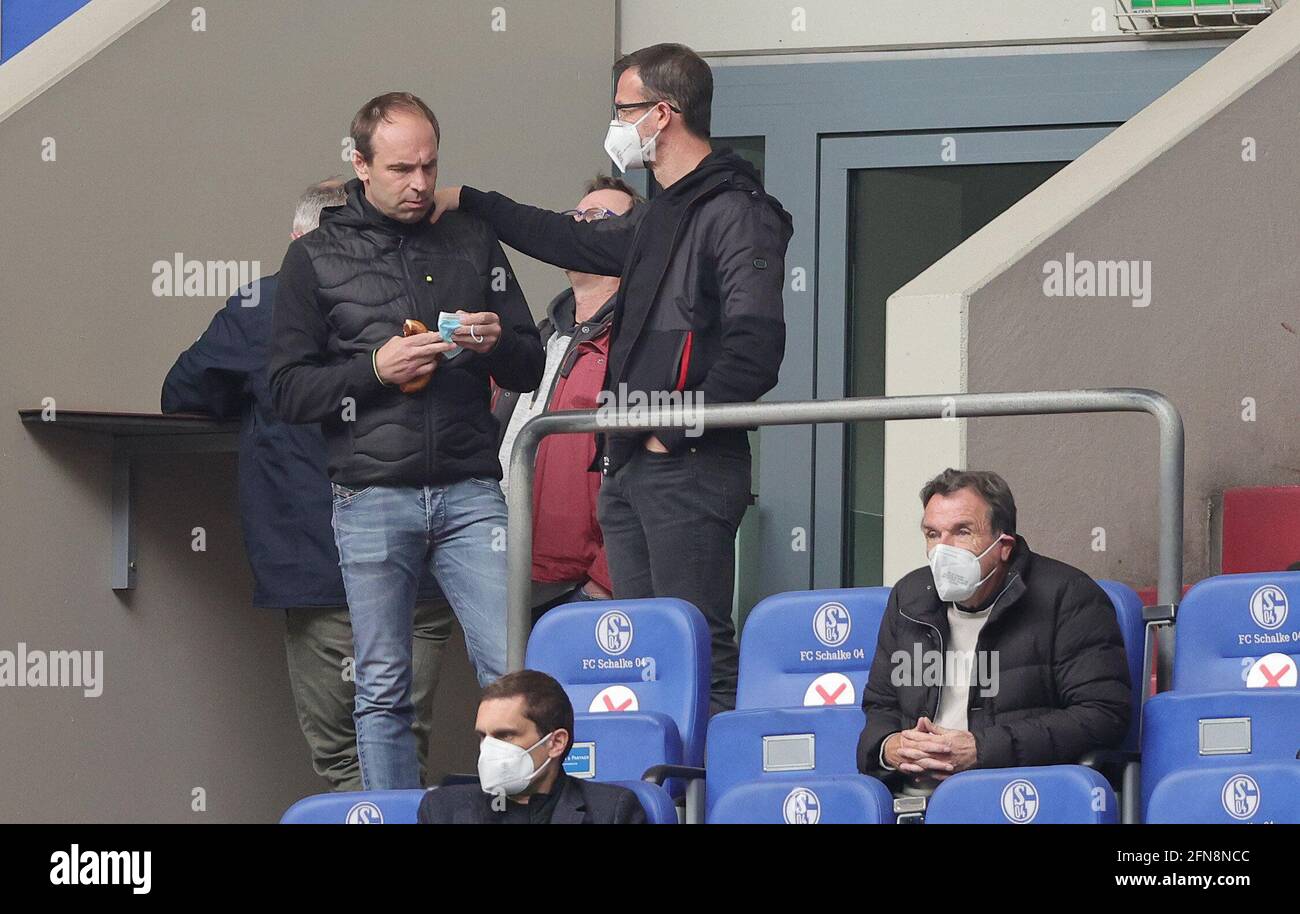 Gelsenkirchen, Allemagne. 15 mai 2021. Firo: 15.05.2021, ballon de football, 1er Bundesliga, saison 2020/2021, FC Schalke 04 - Eintracht Frankfurt Alexander Jobst et Fredi Bobic | utilisation dans le monde crédit: dpa/Alay Live News Banque D'Images