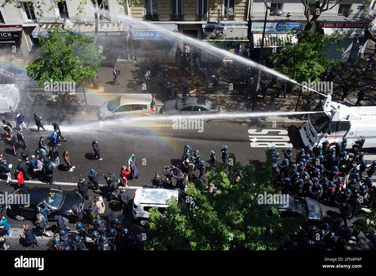La police a pompier du canon à eau pour disperser les partisans palestiniens réunis lors de la manifestation Pro-palestinienne, boulevard Barbès, Paris, France, le 15 mai 2021 Banque D'Images