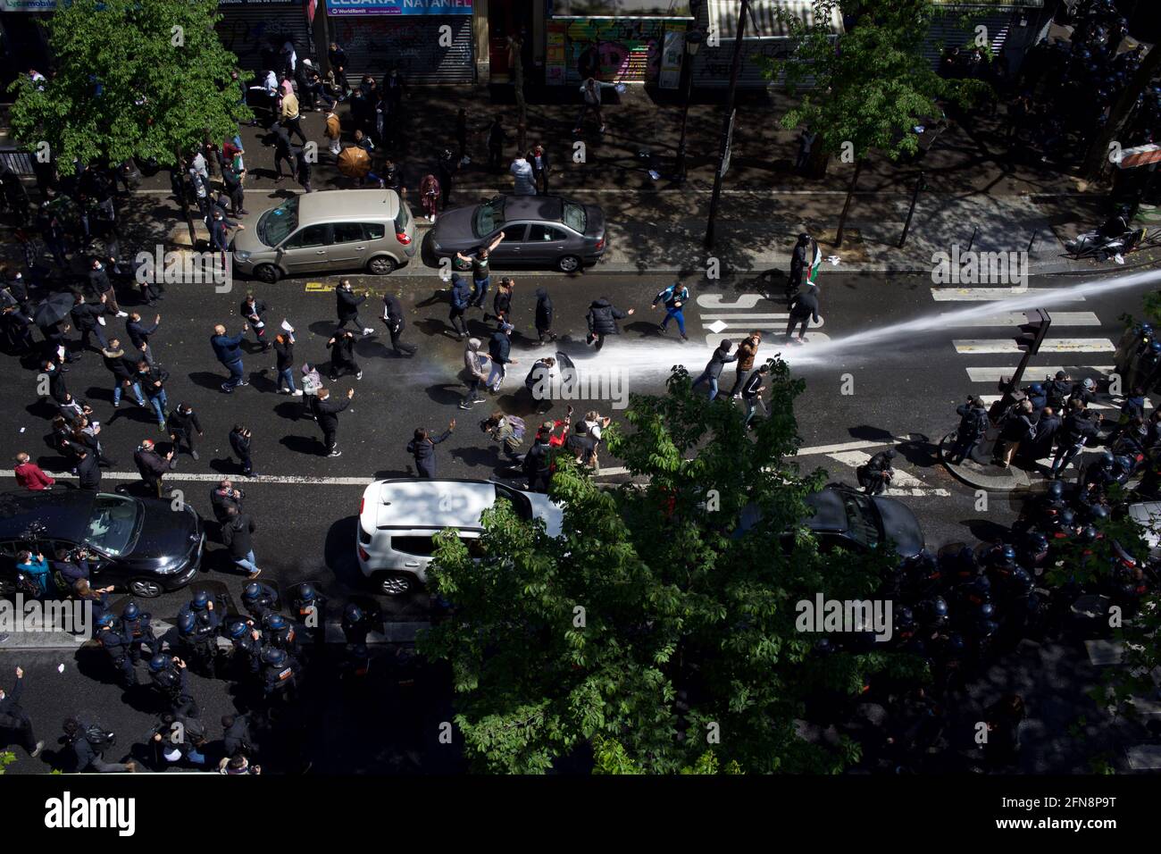 La police a pompier des canons à eau pour disperser les partisans palestiniens réunis lors de la manifestation Pro-palestinienne, Boulevard Barbès, Paris, France, le 15 mai 2021 Banque D'Images