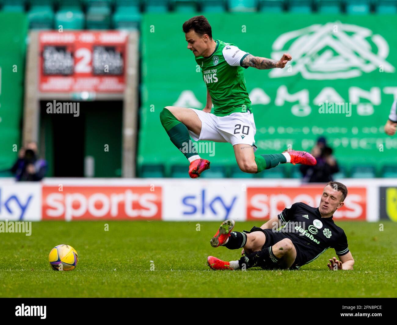 Easter Road, Édimbourg, Royaume-Uni. 15 mai 2021. Scottish Premiership football, Hibernian versus Celtic; Melker Hallberg de Hibernian élude un défi de David Turnbull de Celtic Credit: Action plus Sports/Alay Live News Banque D'Images