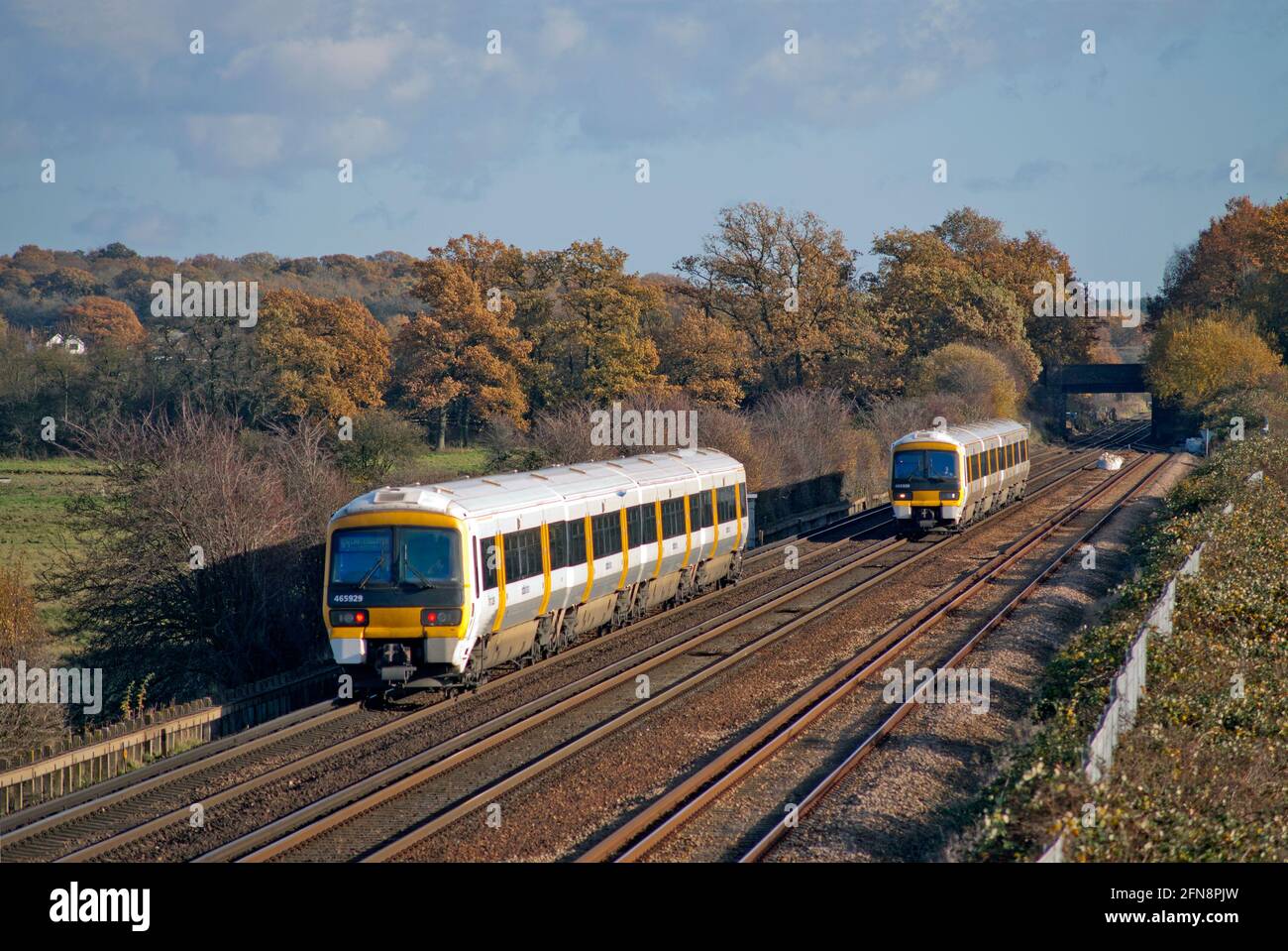 Une paire d'unités multiples électriques NetWorker de classe 465, numéros 465929 et 465930, qui travaillent dans un service sud-est en passant l'une l'autre à Otford Junction. Banque D'Images