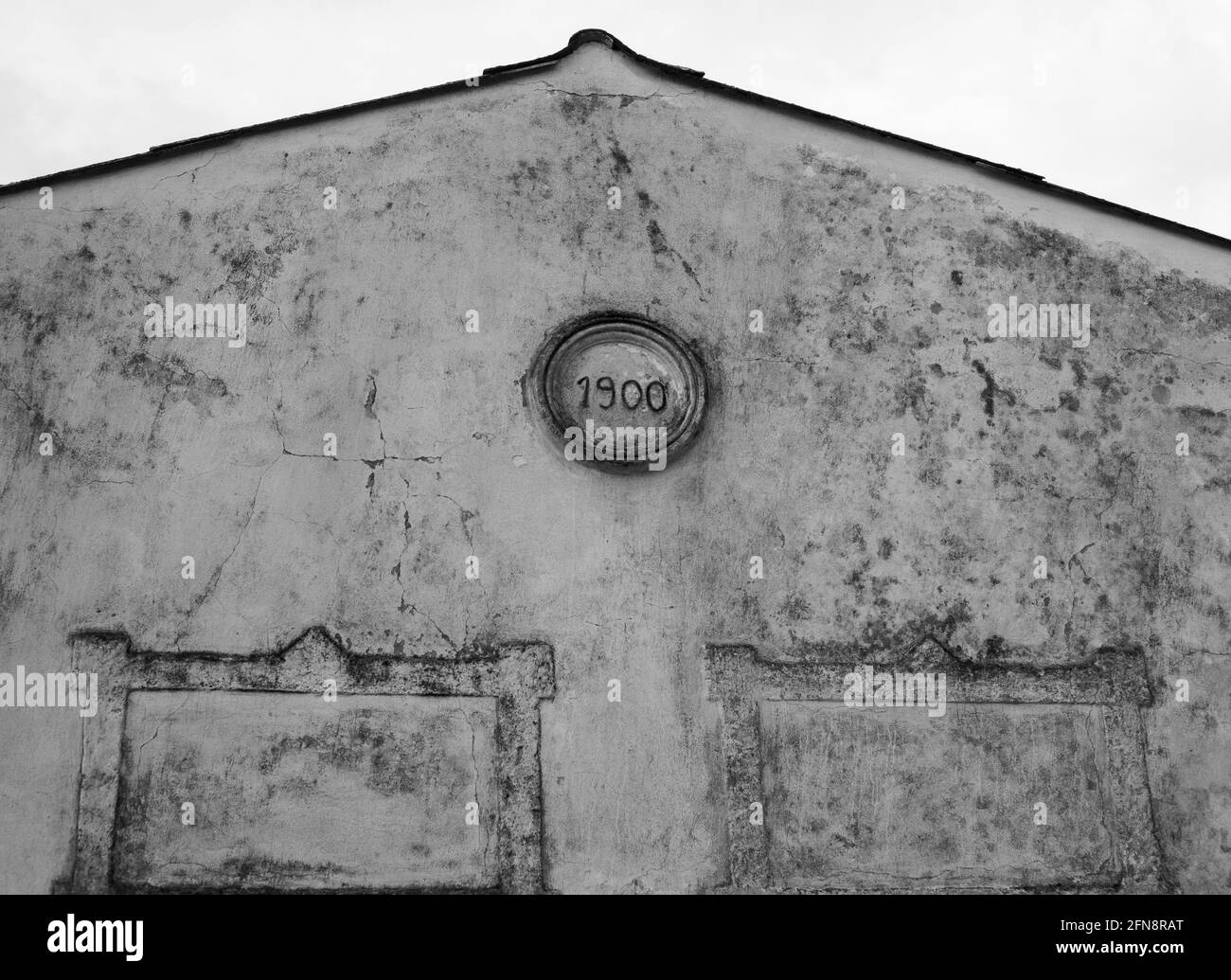 la façade d'une maison avec une inscription du année 1900 Banque D'Images