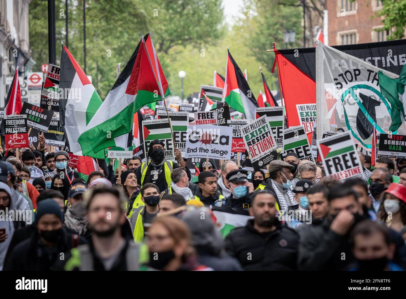 Londres, Royaume-Uni. 15 mai 2021. Des manifestants pro-palestiniens défilent dans le centre de Londres en tenant des panneaux et des drapeaux le jour de la Nakba. Des milliers de personnes marchent vers l'ambassade israélienne pour se rassembler en solidarité avec le peuple palestinien. Au moins 139 personnes ont été tuées à Gaza, dont 39 enfants, après une spirale de violence qui a commencé avec l'expulsion des Arabes du quartier de Sheikh Jarrah à Jérusalem-est. Credit: Guy Corbishley/Alamy Live News Banque D'Images