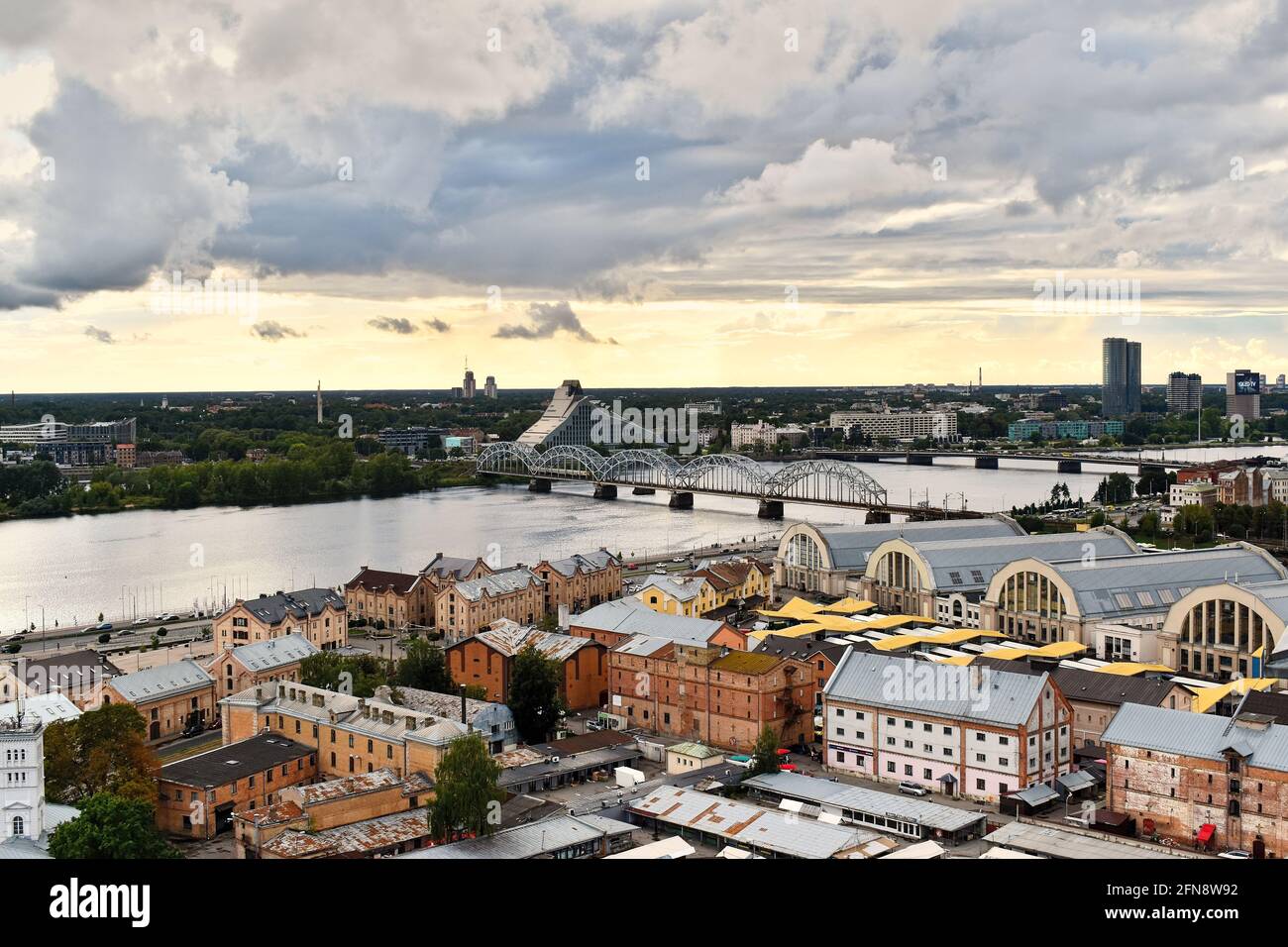 Vue sur Riga depuis l'Académie lettonne des sciences Panorama Terrasse d'observation Banque D'Images